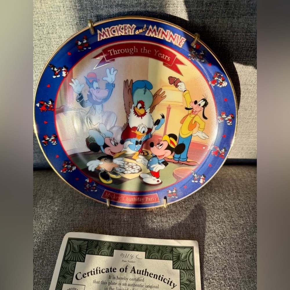 Disney Mickey Minnie Collectible Plate “Mickey Birthday Party Exchange” Bradford